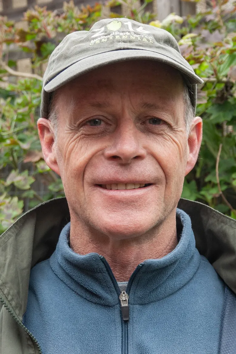 Headshot image of photographer Andrew Thomas.